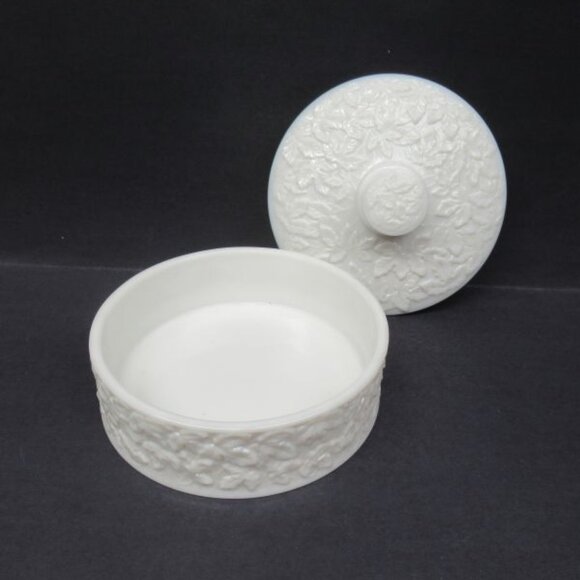 Westmoreland Milk Glass MAPLE LEAF BRAMBLE 6 Inch Chocolate Box with Lid, OL - Picture 3 of 4